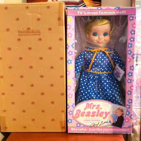 New, Vintage Mrs. Beasley 20" Talking Doll.  “A Family Affair 2000.” - Picture 2 of 7